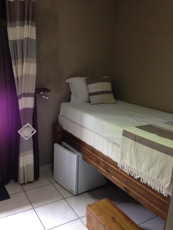 Hotel Ylang Ylang سان جيل لي بان الغرفة الصورة